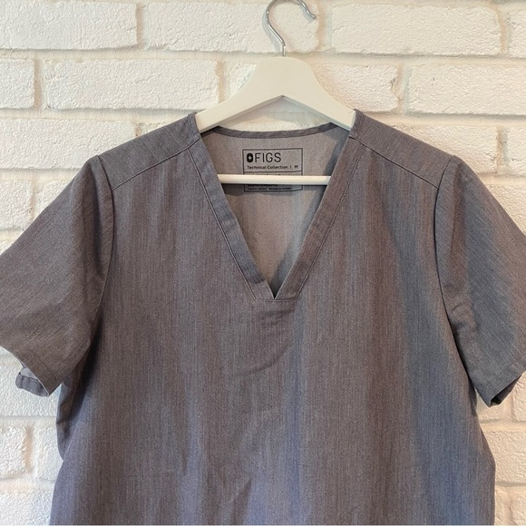 FIGS Women's Graphite Gray CASMA V-neck Front Pockets Scrub Top Size Medium - Picture 2 of 8